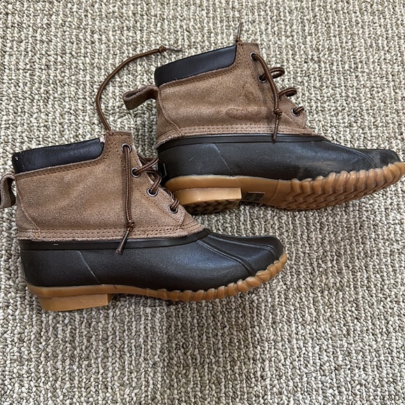 BASS brand BOOTS. YOUTH SIZE 5. Rubber soles. Suede uppers. Original laces. - Picture 1 of 10